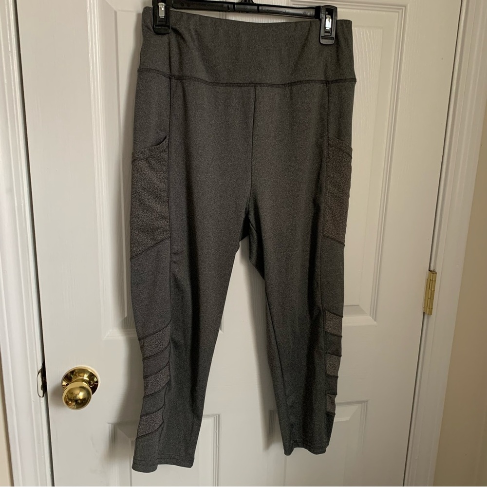 Shosho 1x crop gray leggings with pockets leg detail